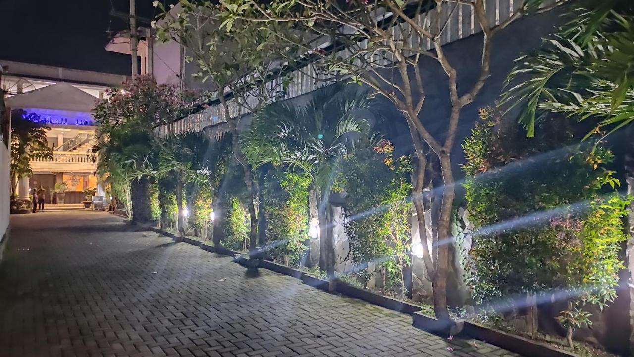 Mirabell Hotel & Convention Hall Malang Extérieur photo
