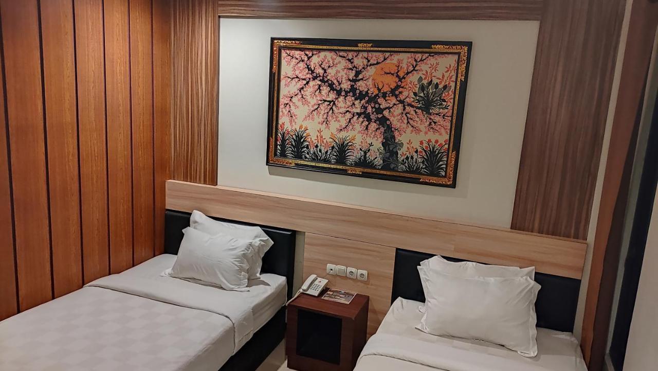 Mirabell Hotel & Convention Hall Malang Extérieur photo
